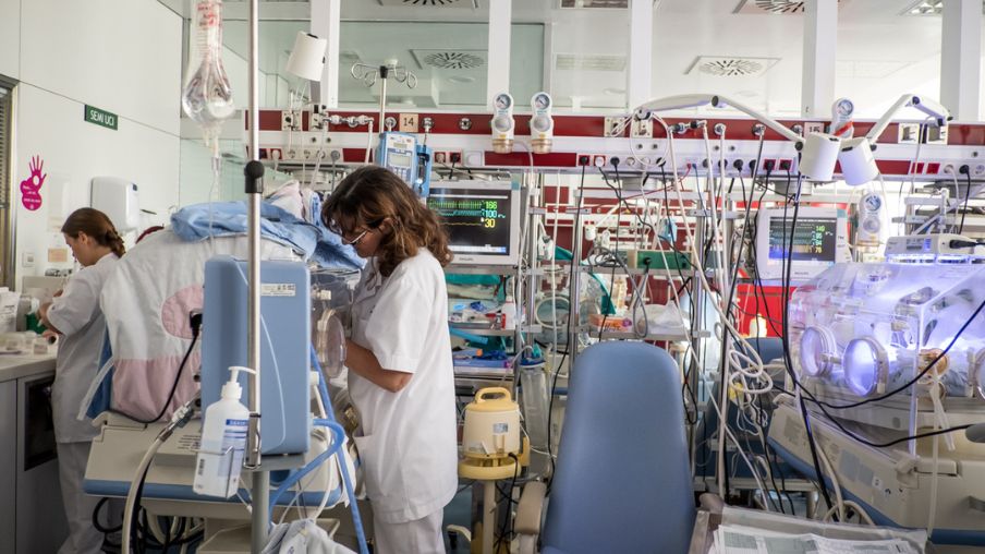 Enfermeras en una UCI de neonatos